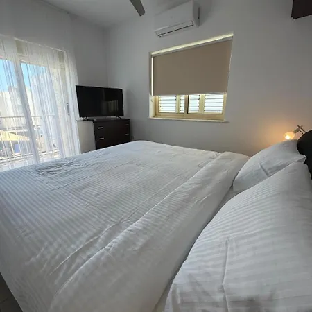 فيلة Pearl House